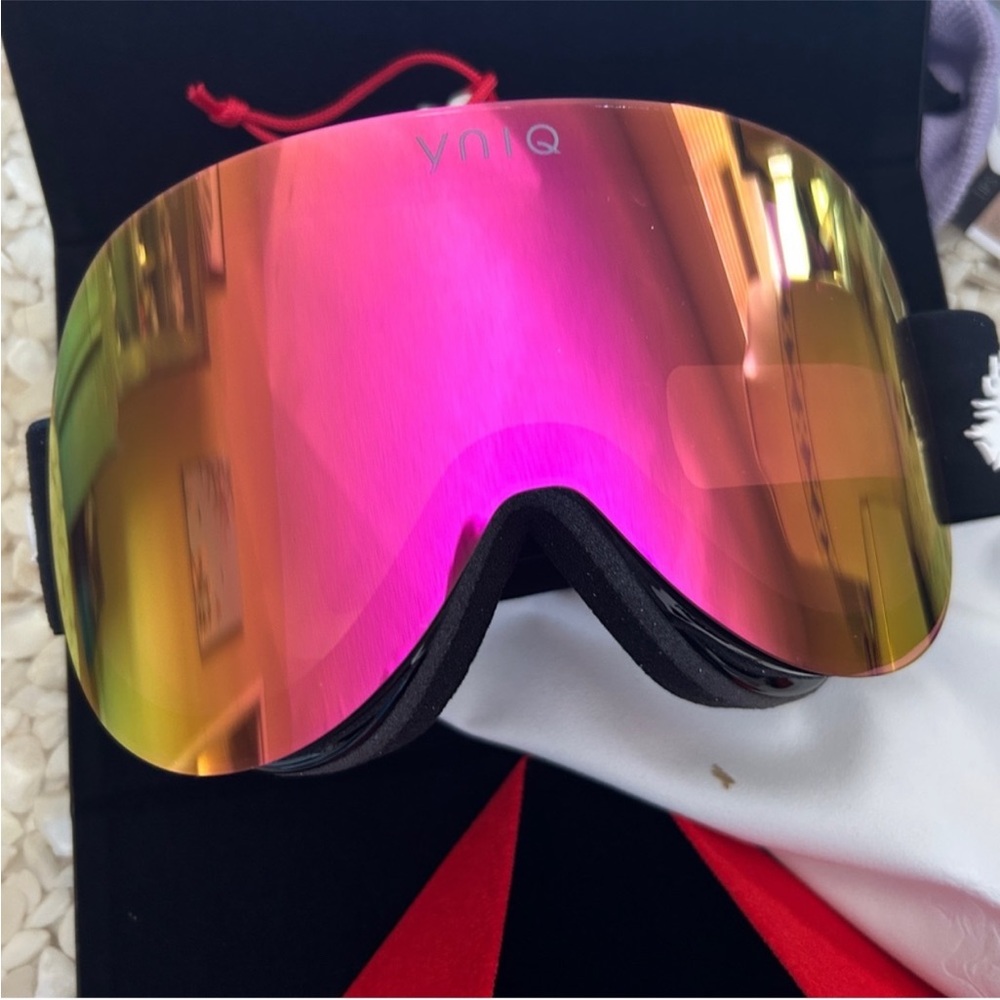 YNIQ ski goggles
